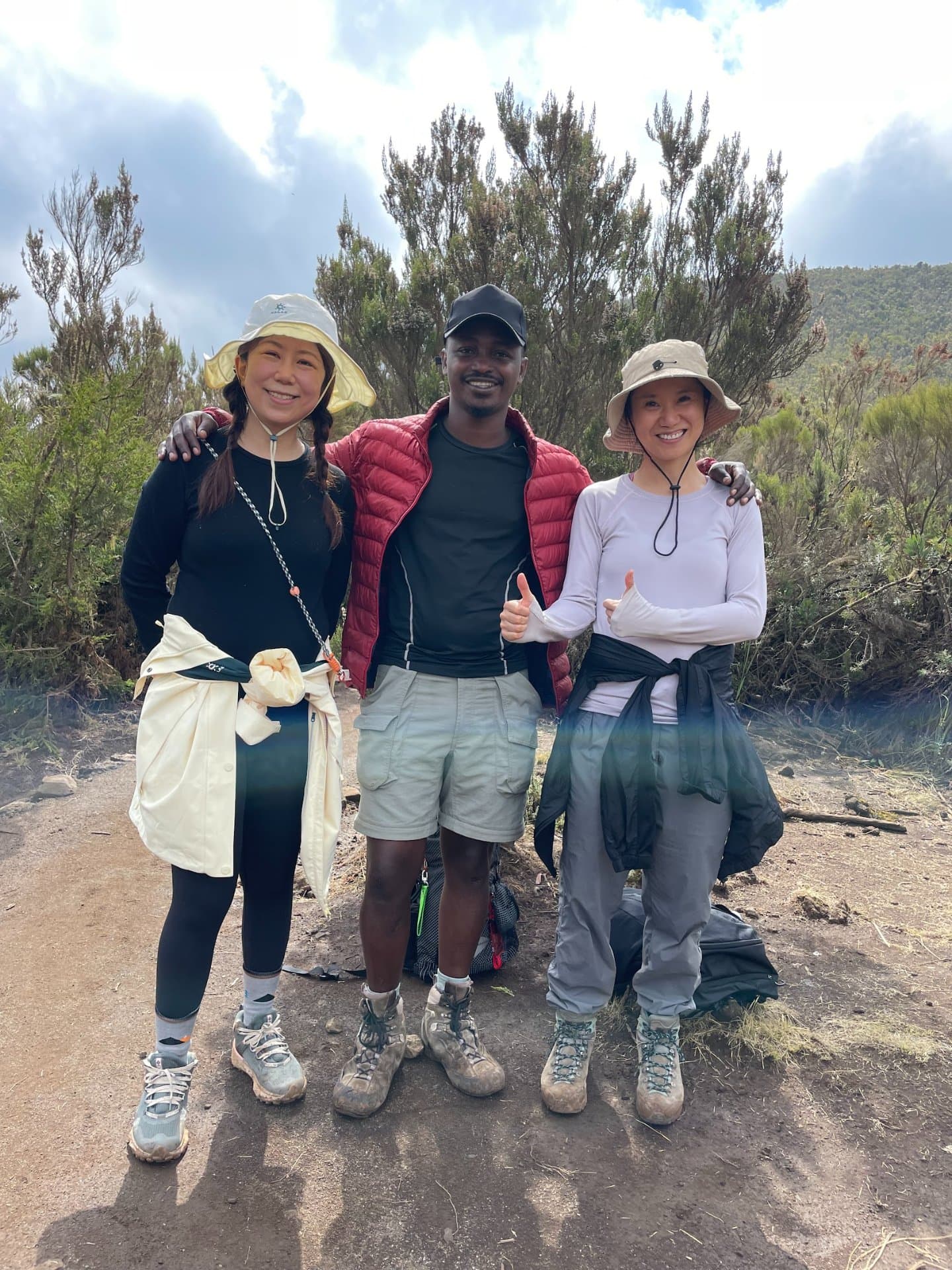 Gründer von Climb2Kili Adventures steht mit Kunden auf dem Kilimanjaro