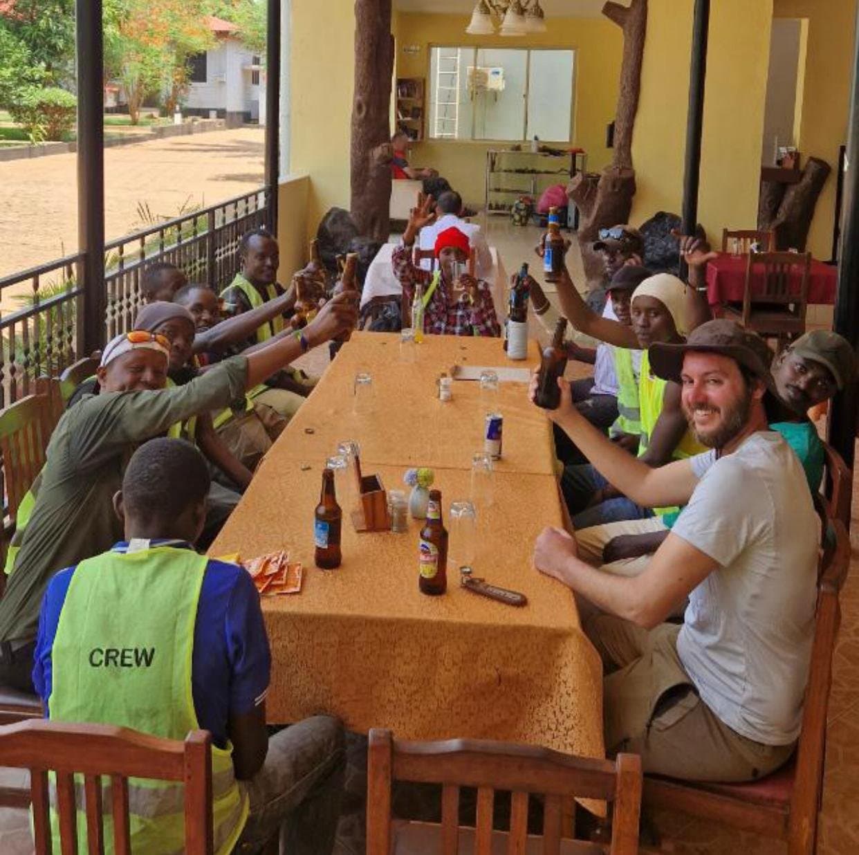 Guides, Träger, Köche und Support-Team bereiten sich auf eine Kilimanjaro-Expedition in Moshi vor
